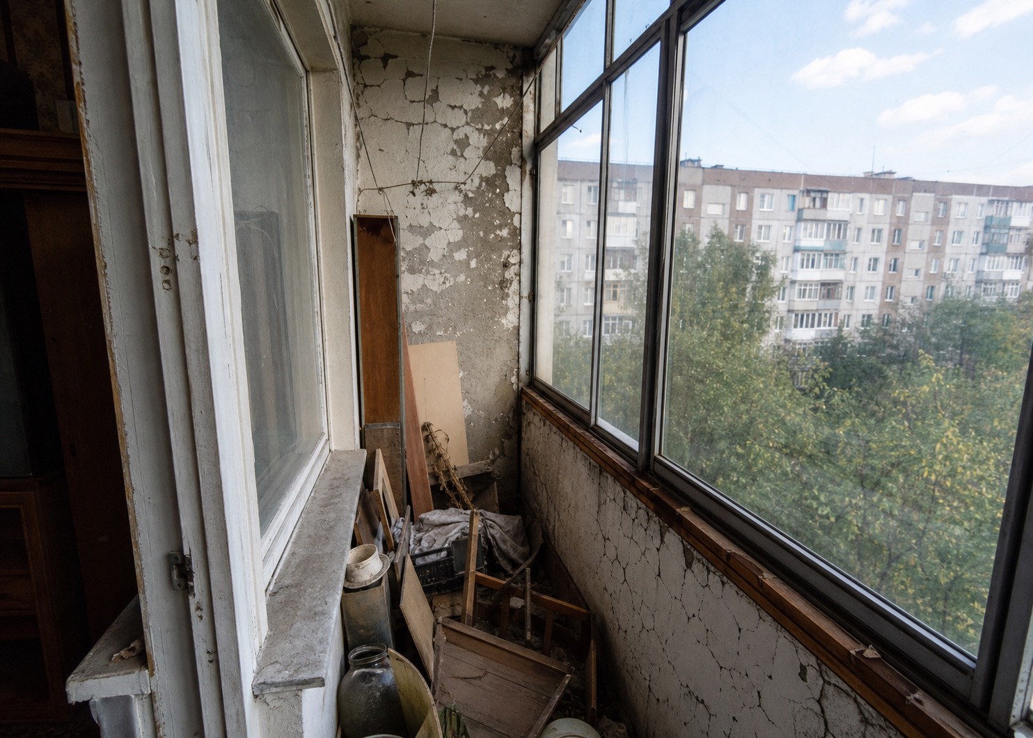 Типовой старый балкон до ремонта